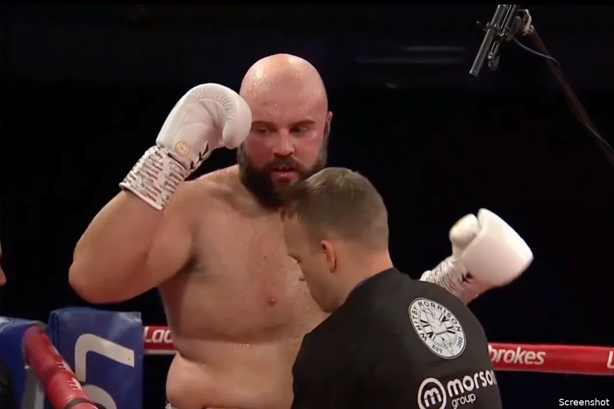 🎥 Dikke bokser Duct tape zijn vetrollen en verliest wedstrijd: 'Neef van Tyson Fury'