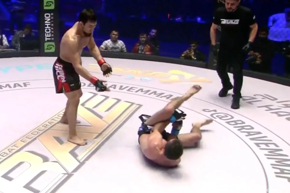 🎥 Vechter breekt eigen elleboog! Bizar einde MMA-gevecht