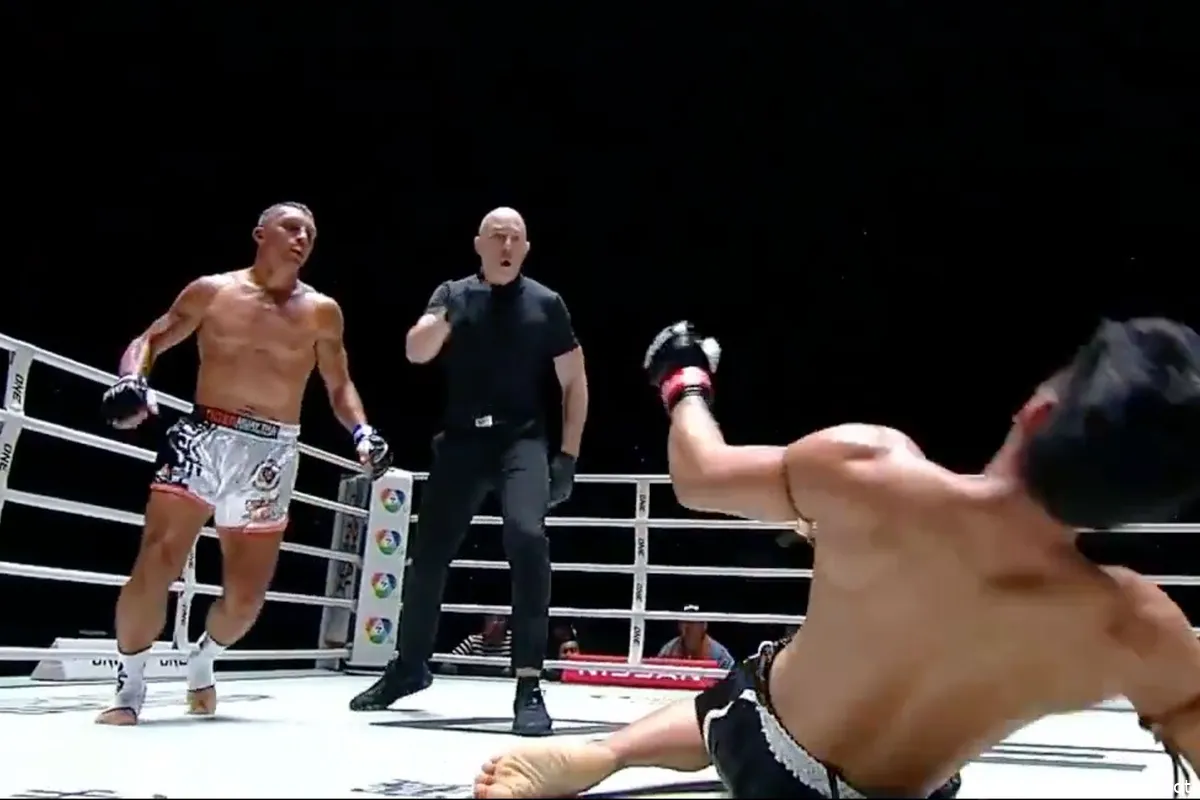 🎥 Sensationele knock-out door perfecte linkerhoek kickbokser: 'Out in 20 seconden'