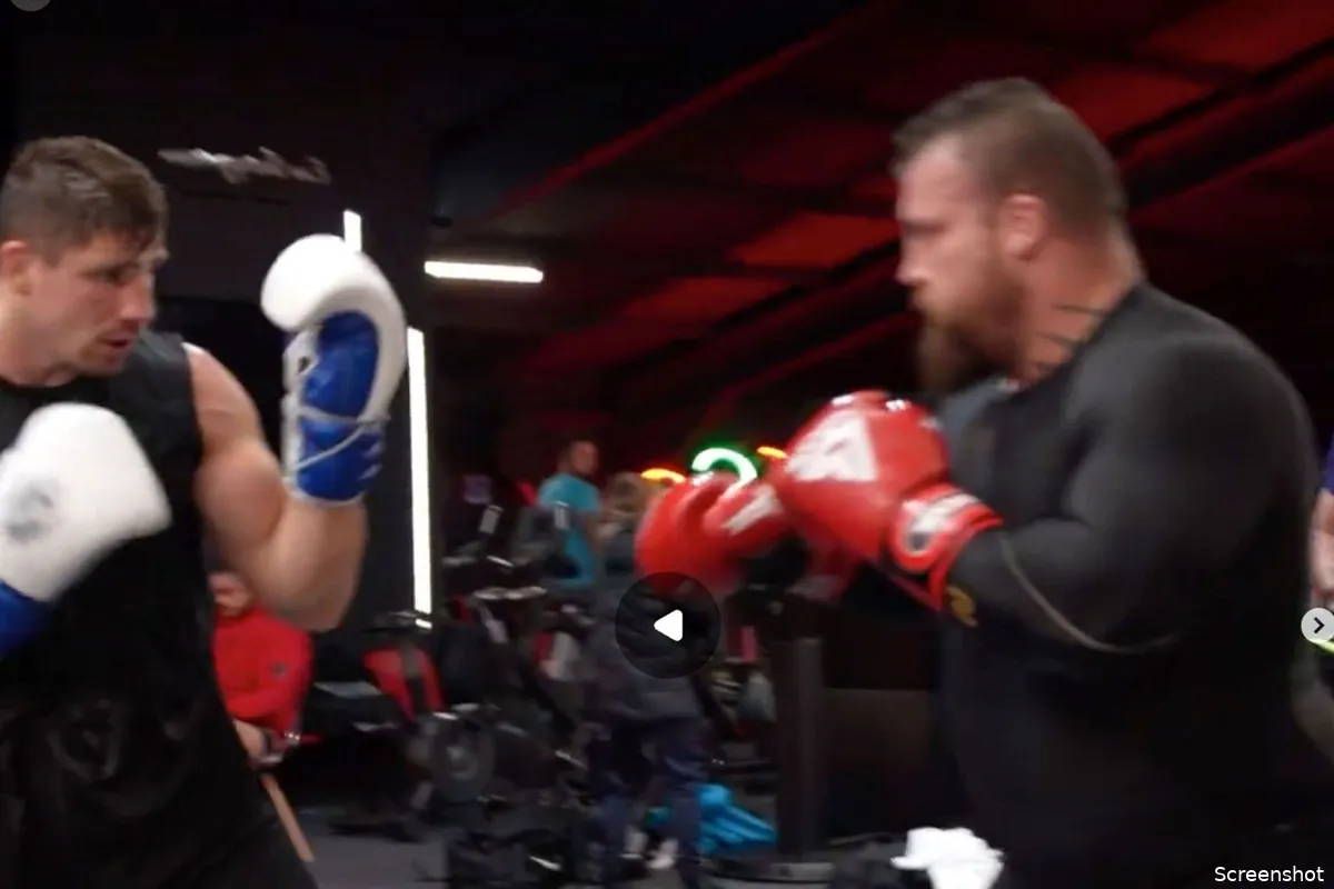 'Rico Verhoeven slaat en trapt sterkste man eruit!' (video)