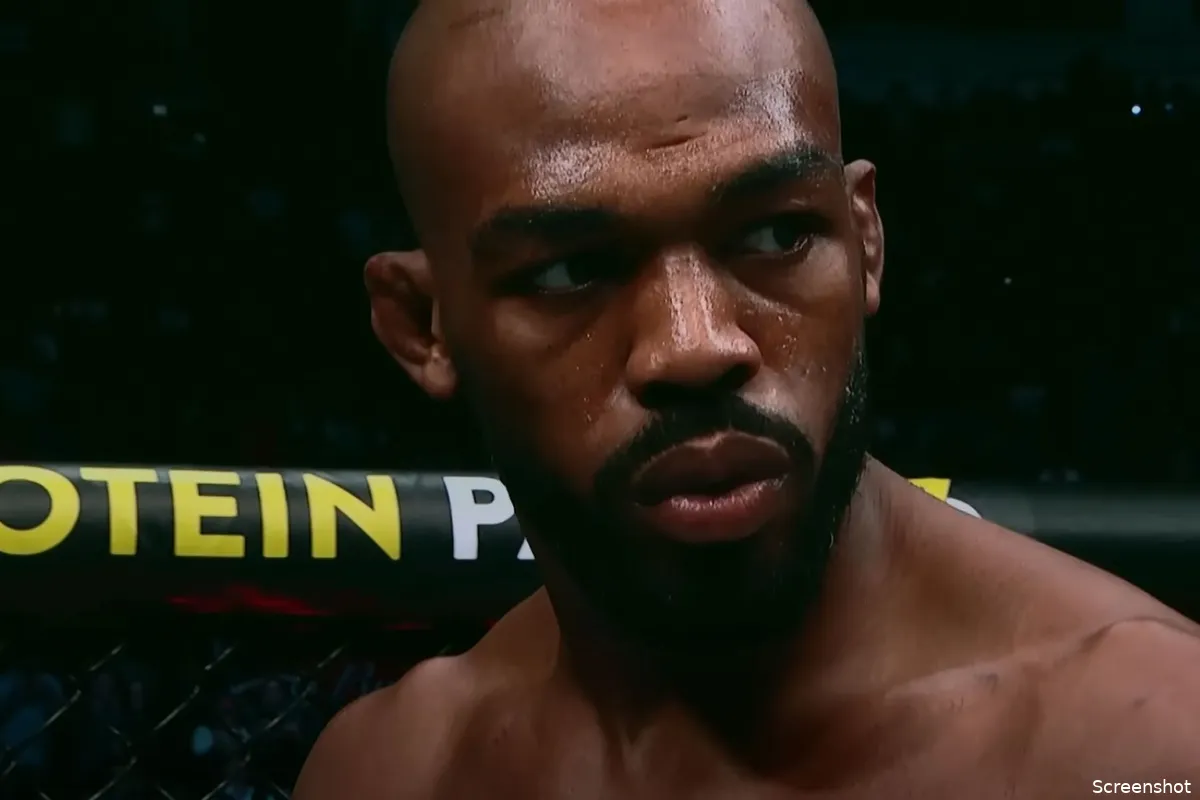 Jon Jones moet UFC wereldtitel inleveren: 'De tijd tikt!'