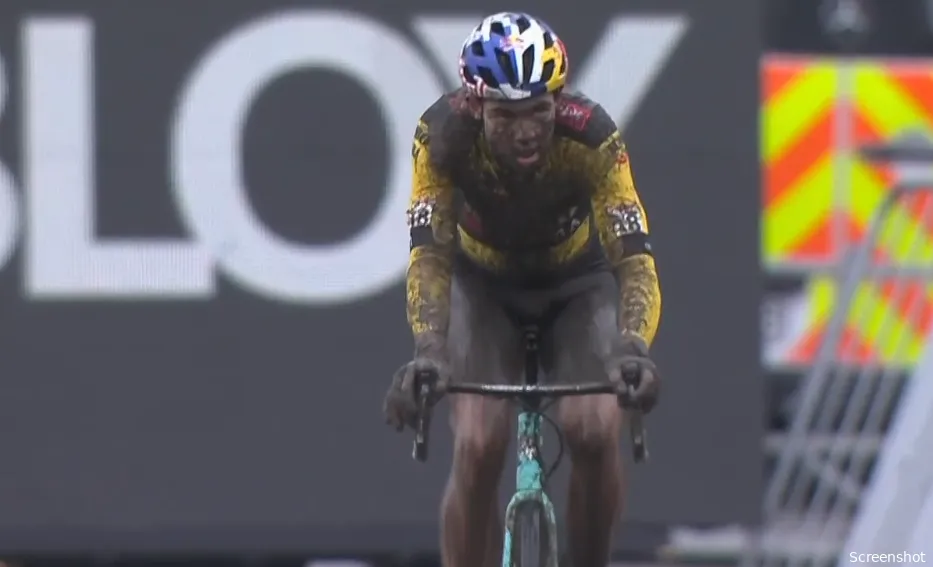 Van Aert pakt winst Dendermonde met ongenadig grote voorsprong op Van der Poel en co