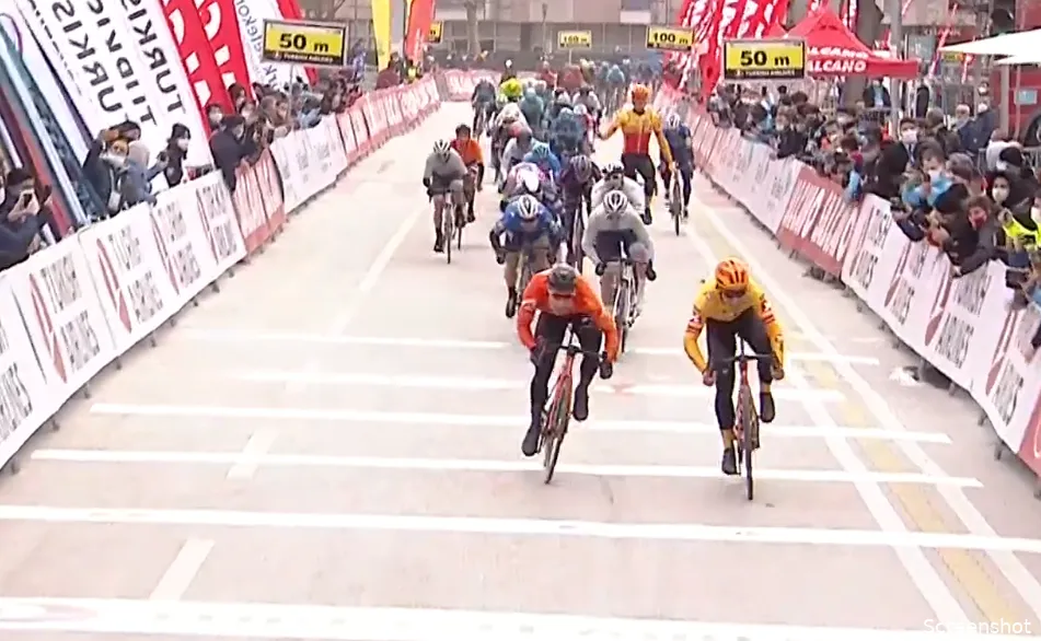 De Kleijn klopt Halvorsen met millimetersprint in eerste etappe Ronde van Turkije