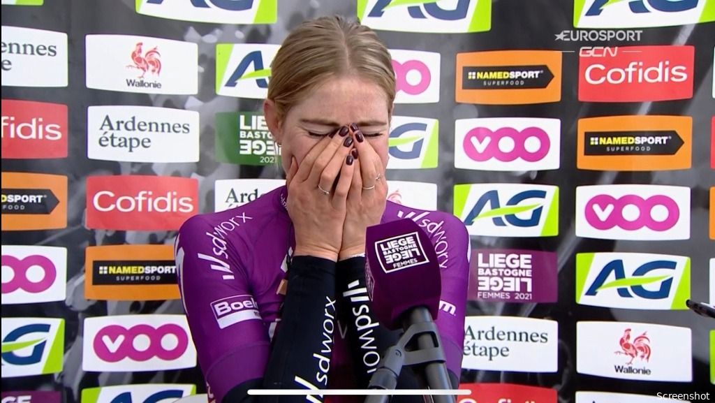 Vollering in tranen na overwinning in Luik: 'Ik ben Anna enorm dankbaar'