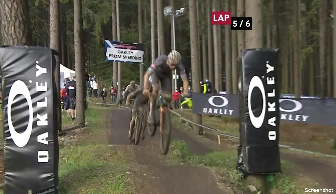 Van der Poel klopt Pidcock op de meet in shorttrackwedstrijd Nové Mesto