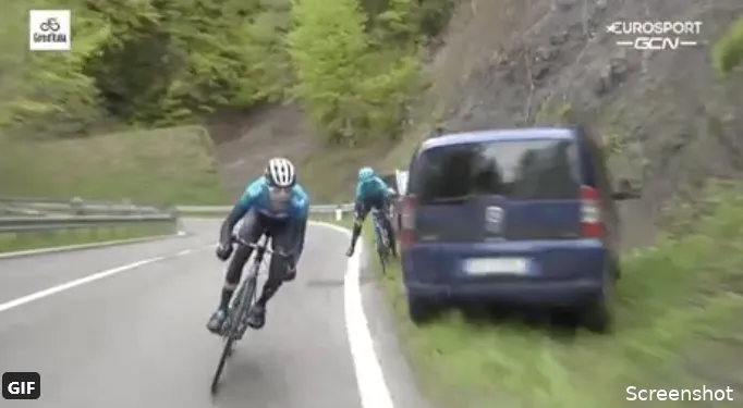 Gorka Izagirre blijft spectaculair overeind na bijna-botsing met auto's