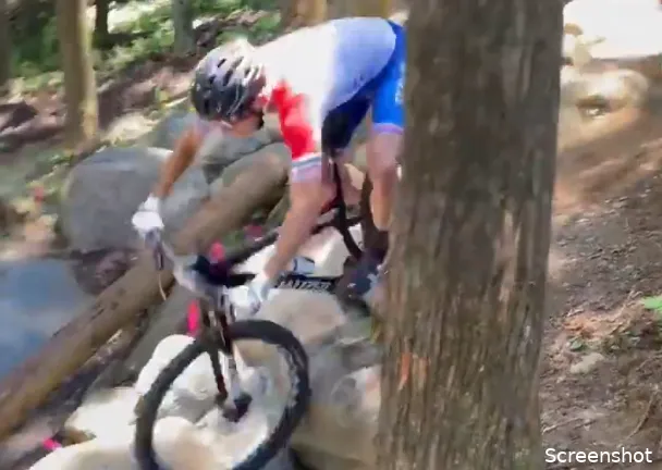 Zo lastig kan het MTB-parcours zijn: concurrent van Van der Poel maakt harde val