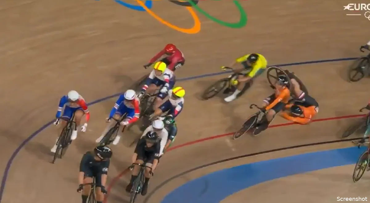 Video: Nederland op medaillekoers in Madison, maar Australische rijdt die droom letterlijk aan flarden