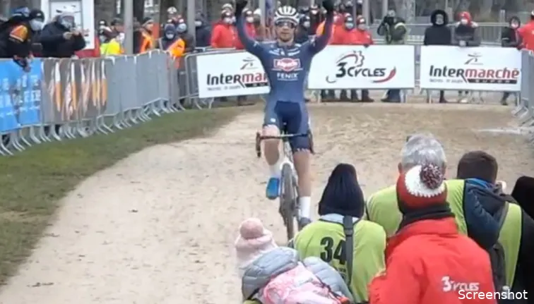 David Van der Poel verklaart rugpijn: 'Familiekwaaltje, net als Mathieu en onze pa'