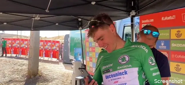 Vuelta deelt geweldig filmpje Jakobsen, bellend met grootouders: 'Bedankt opa! Is oma er ook?'