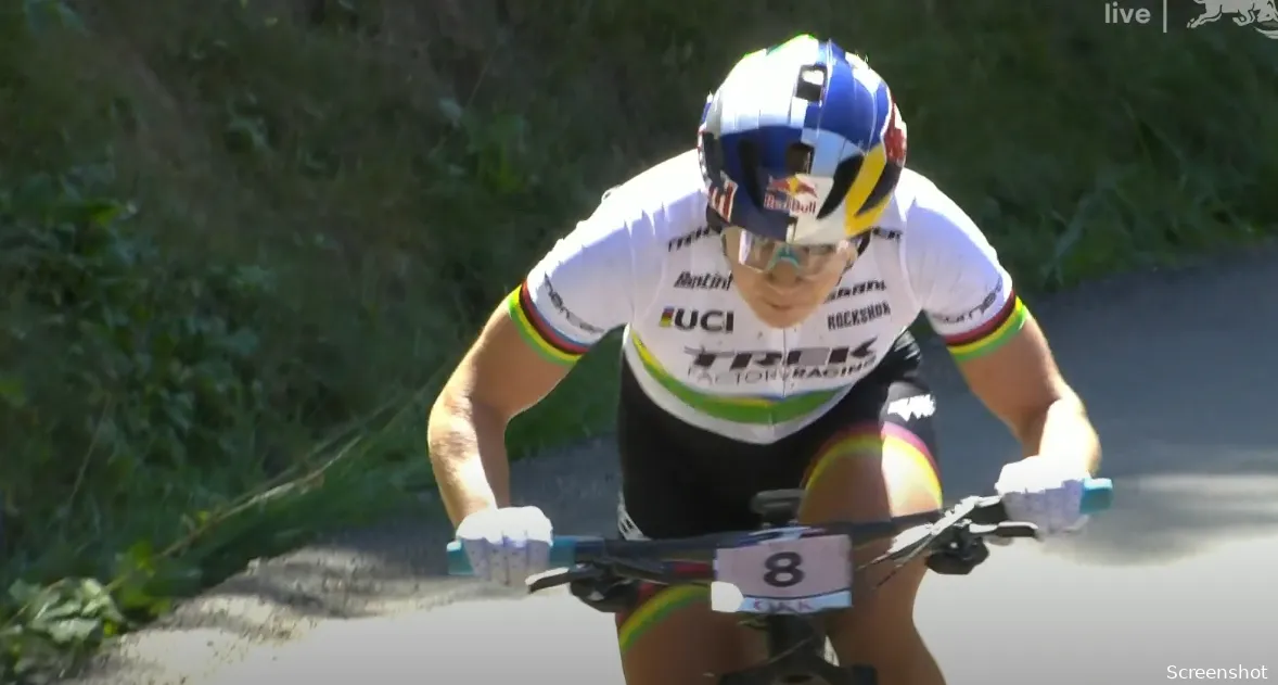 Kersvers wereldkampioene Richards wint in Lenzerheide, eindzege Wereldbeker voor Lecomte