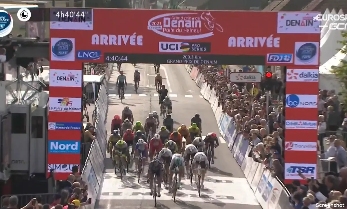 Philipsen sprint naar zege in GP de Denain na spannende race over Franse kasseien