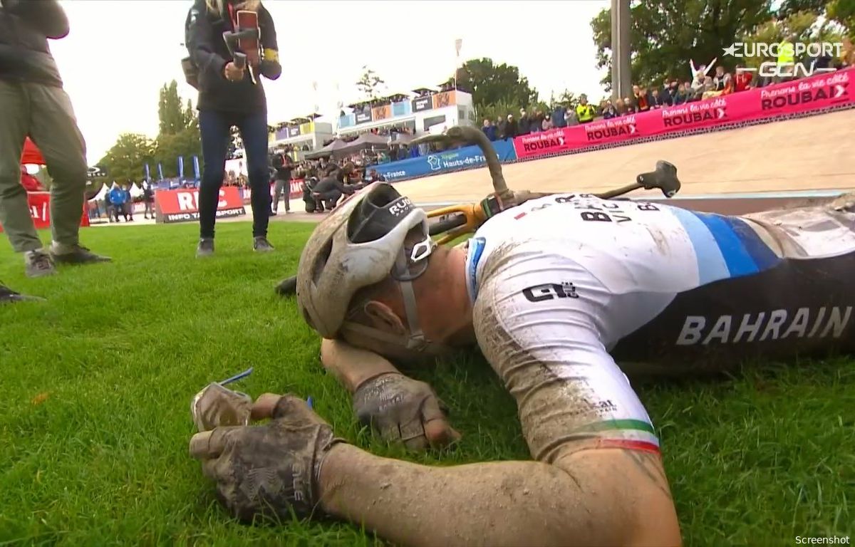 Colbrelli laat emoties de vrije loop na winst in Parijs-Roubaix: 'Ik weet niet wat me overkomt'