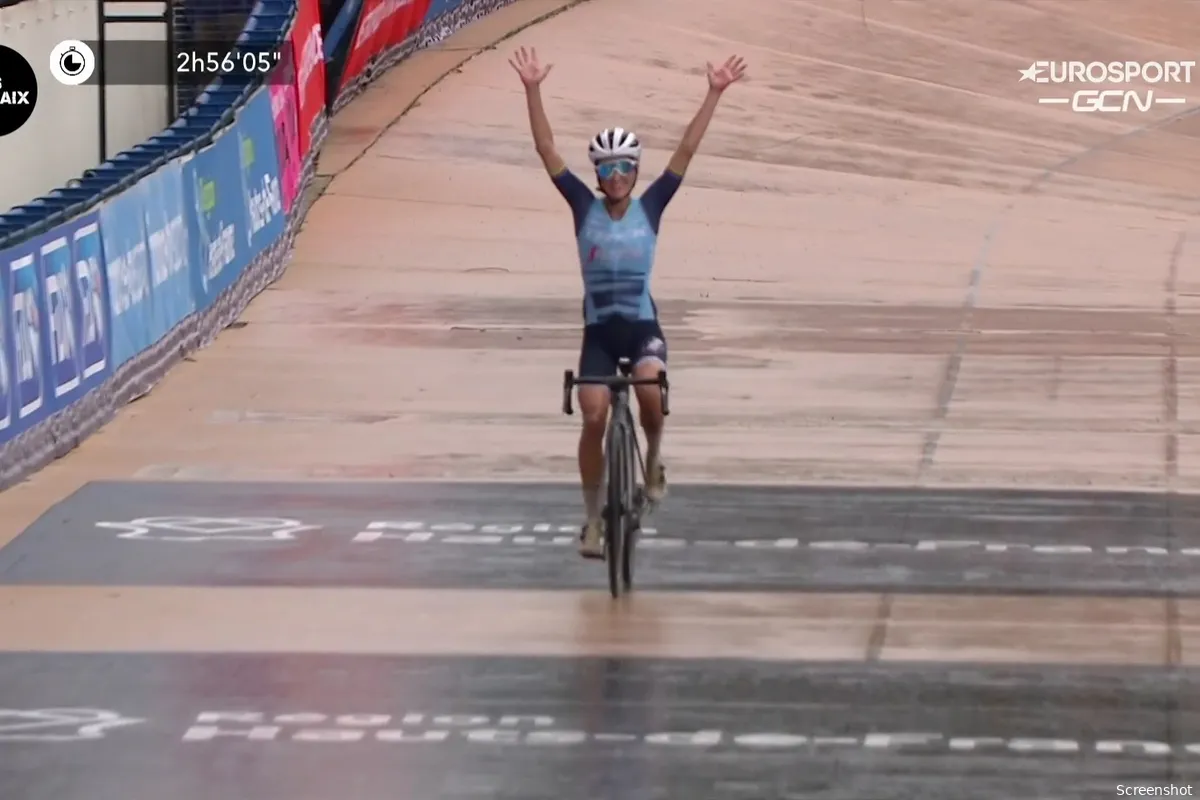 Deignan wint Parijs-Roubaix na prachtige solo van 80 kilometer, Vos tweede