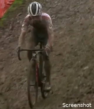 Iserbyt boekt zevende seizoenszege in modderige Wereldbeker van Overijse