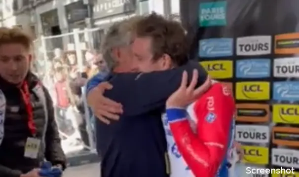 Vreugde en ontlading bij Groupama-FDJ: Madiot omhelst Démare na moeilijk najaar