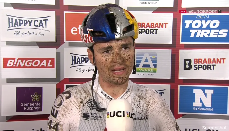 Pidcock uitgeput naar Wereldbekeroverwinning: 'Eli en Michael reden heel hard'