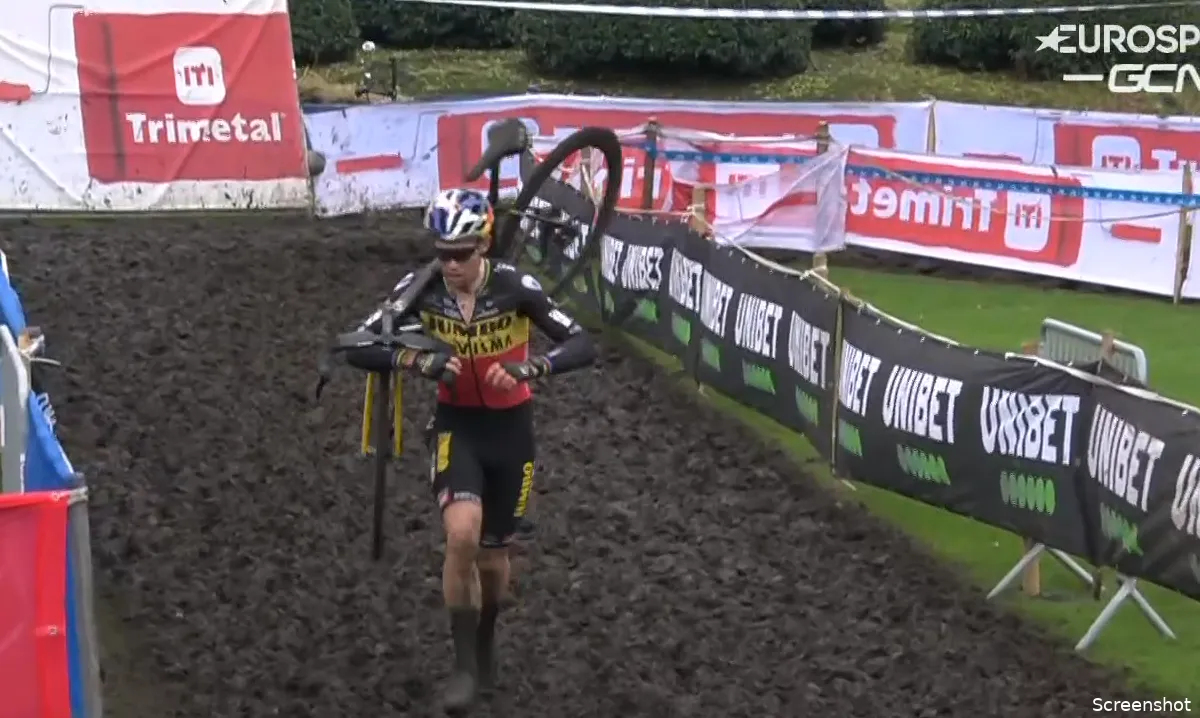 Van Aert dendert door in modder van Loenhout: 'Probeerde zo zuinig mogelijk te rijden'