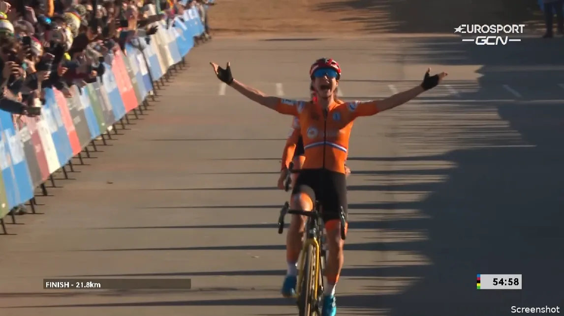 Vos voor achtste keer wereldkampioen na intense tweestrijd met Brand