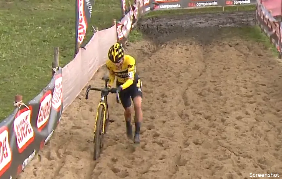 Indrukwekkende Vos zet Brand en co te kijk op Nederlands kampioenschap veldrijden