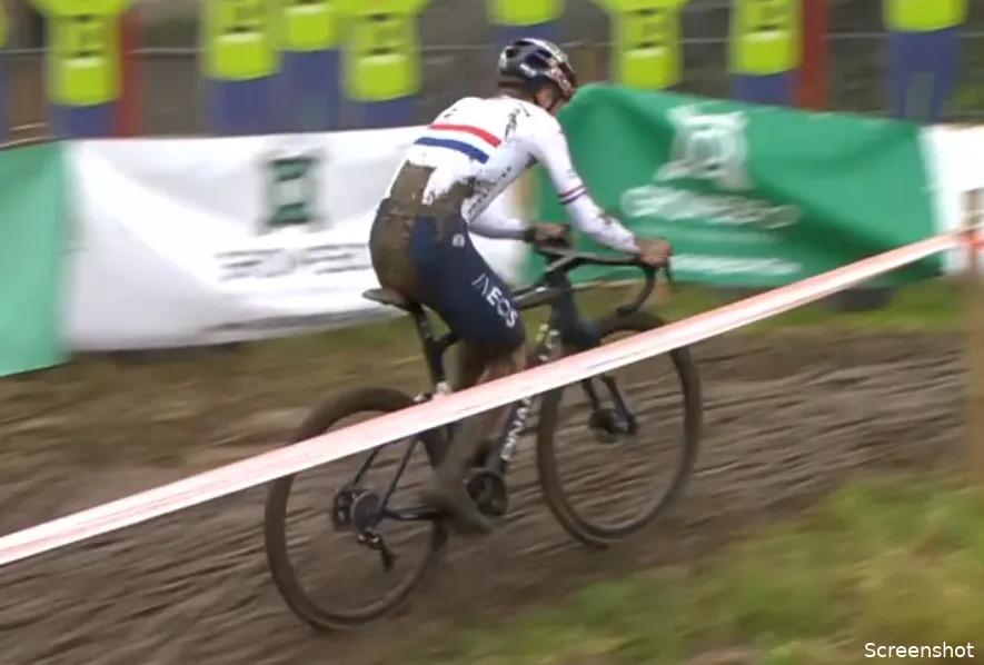 Pidcock snelt ondanks probleempjes in Gullegem naar nieuwe overwinning