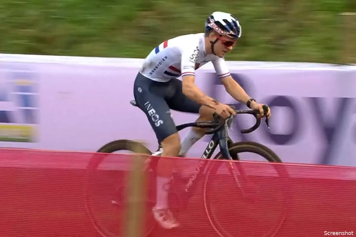 Van Aert ziet zegereeks in Hulst eindigen na kettingprobleem, Pidcock wint