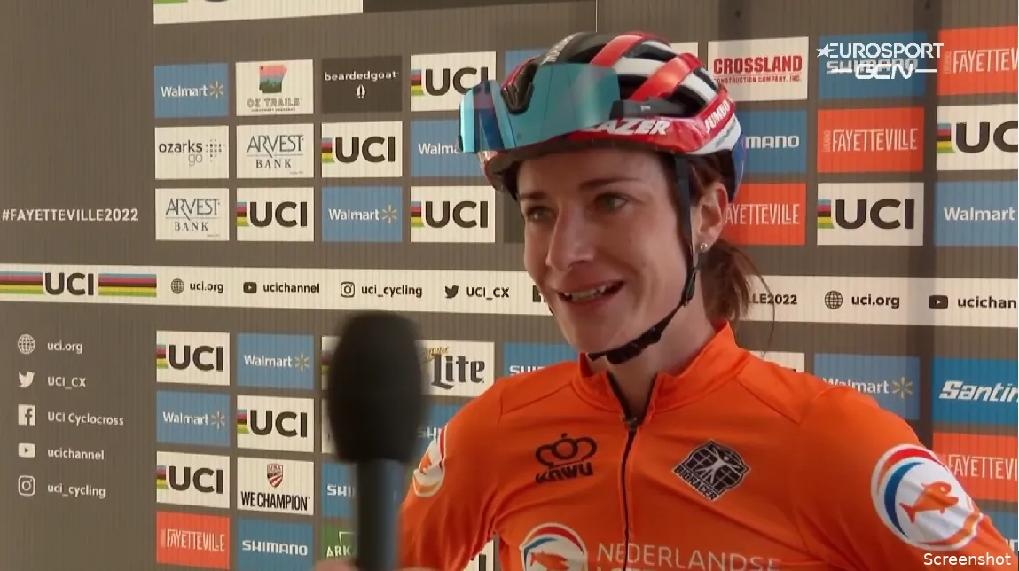 Vos wint alweer haar achtste wereldtitel: 'Kan het gewoon niet geloven'