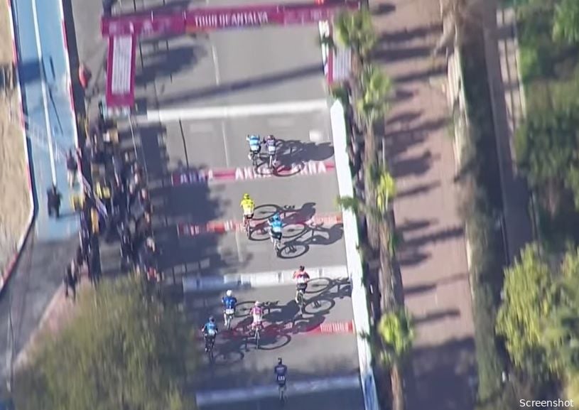 Gigantische crash ontsiert de door Malucelli gewonnen eerste etappe in Tour of Antalya