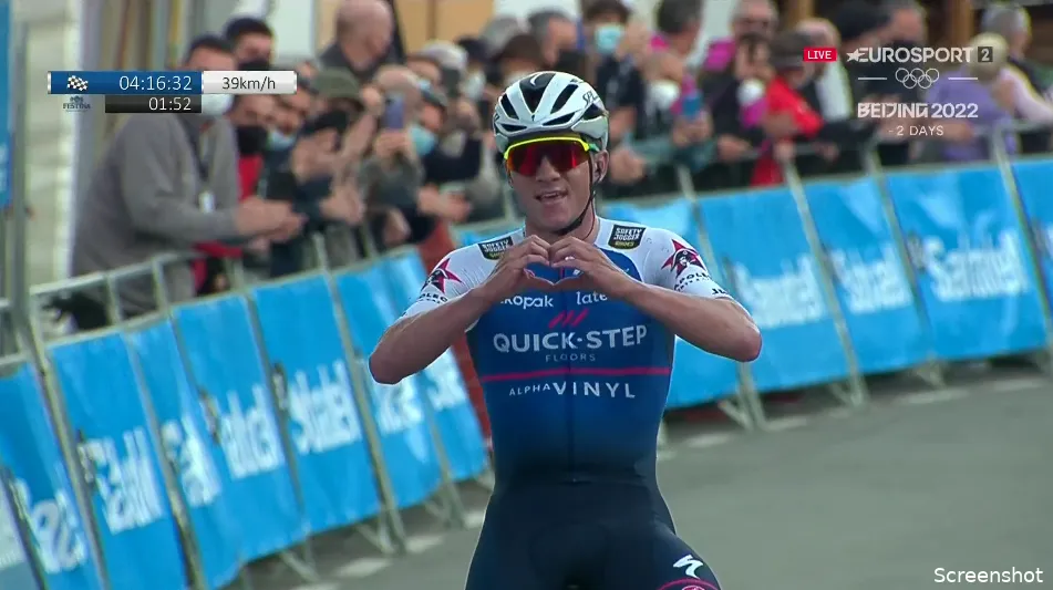 Imponerende Evenepoel wint eerste rit in de Ronde van Valencia, Tolhoek keurig zesde