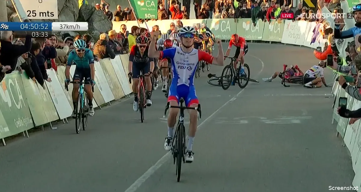 Gaudu profiteert van merkwaardige valpartij en sprint naar ritwinst in Ronde van de Algarve