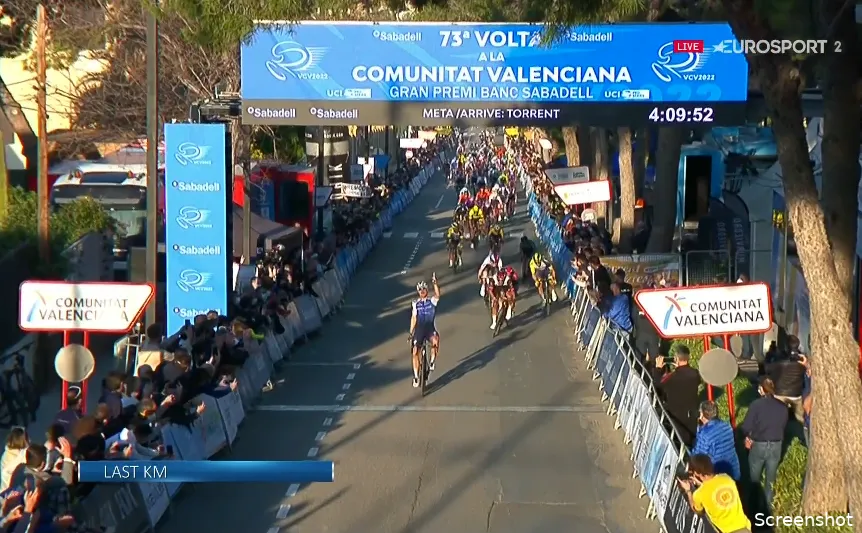 Jakobsen wint met groot vertoon van macht de eerste sprint in Ronde van Valencia