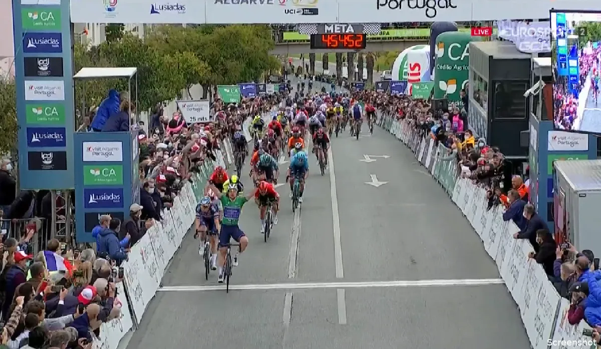 Jakobsen lijkt onverslaanbaar en snelt naar tweede ritzege in de Ronde van de Algarve