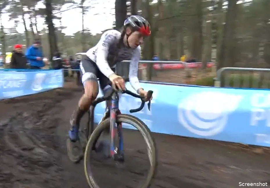 Brand spoelt WK-kater weg met spetterende overwinning in Krawatencross