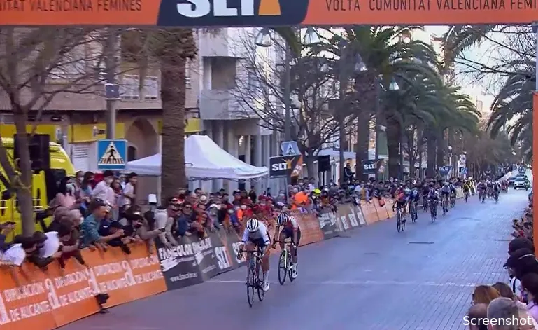 Van Dijk boekt knappe ritzege in Ronde van Valencia; Van Vleuten vierde