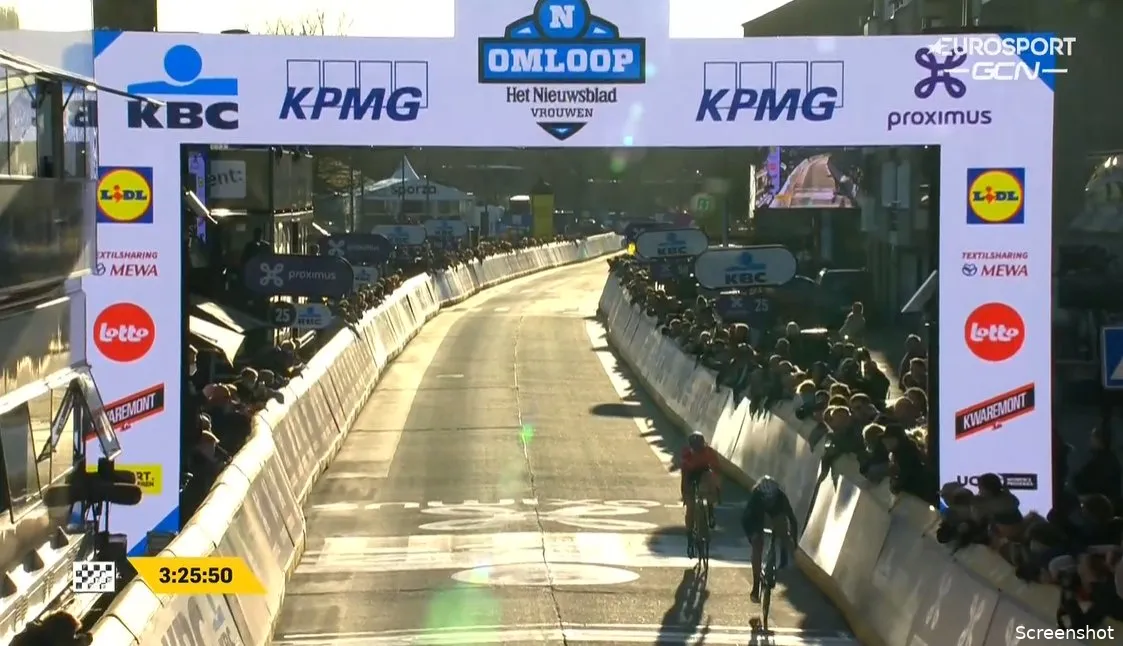 Oersterke Van Vleuten rekent na ongewone finale verrassend af met Vollering