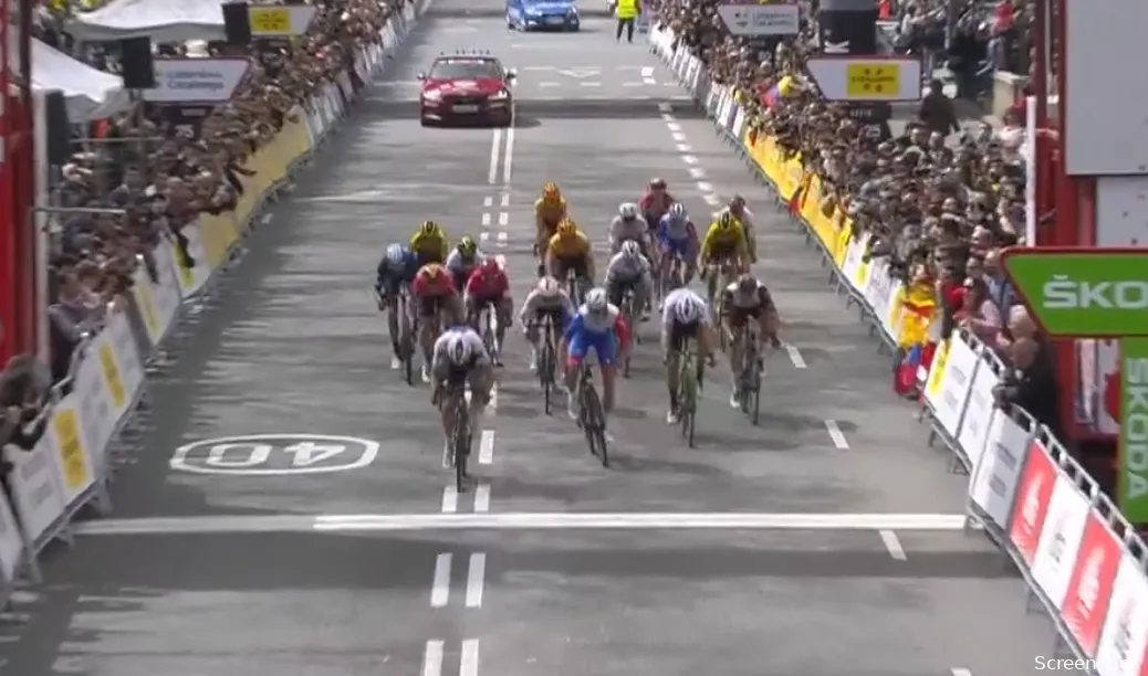 Bagioli sprint in chaotische slotrit Catalonië naar zege, eindzege voor Higuita