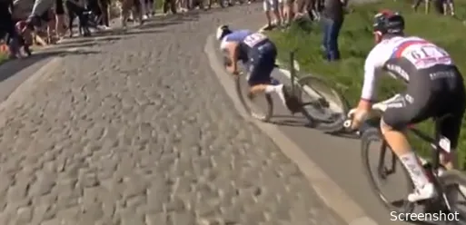 🎥 Update | Lampaert boos na bizarre val in finale Roubaix: 'Een Supporter? Een kalf!'