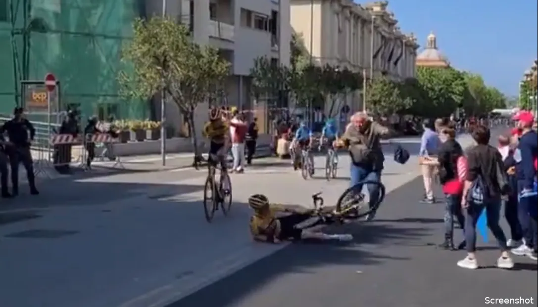 Opmerkelijk beeld: Oomen komt vlak na finish hard ten val door tasje van supporter