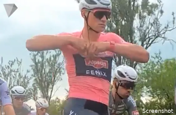 Ondertussen in het peloton | Van der Poel zonder handen midden in het peloton