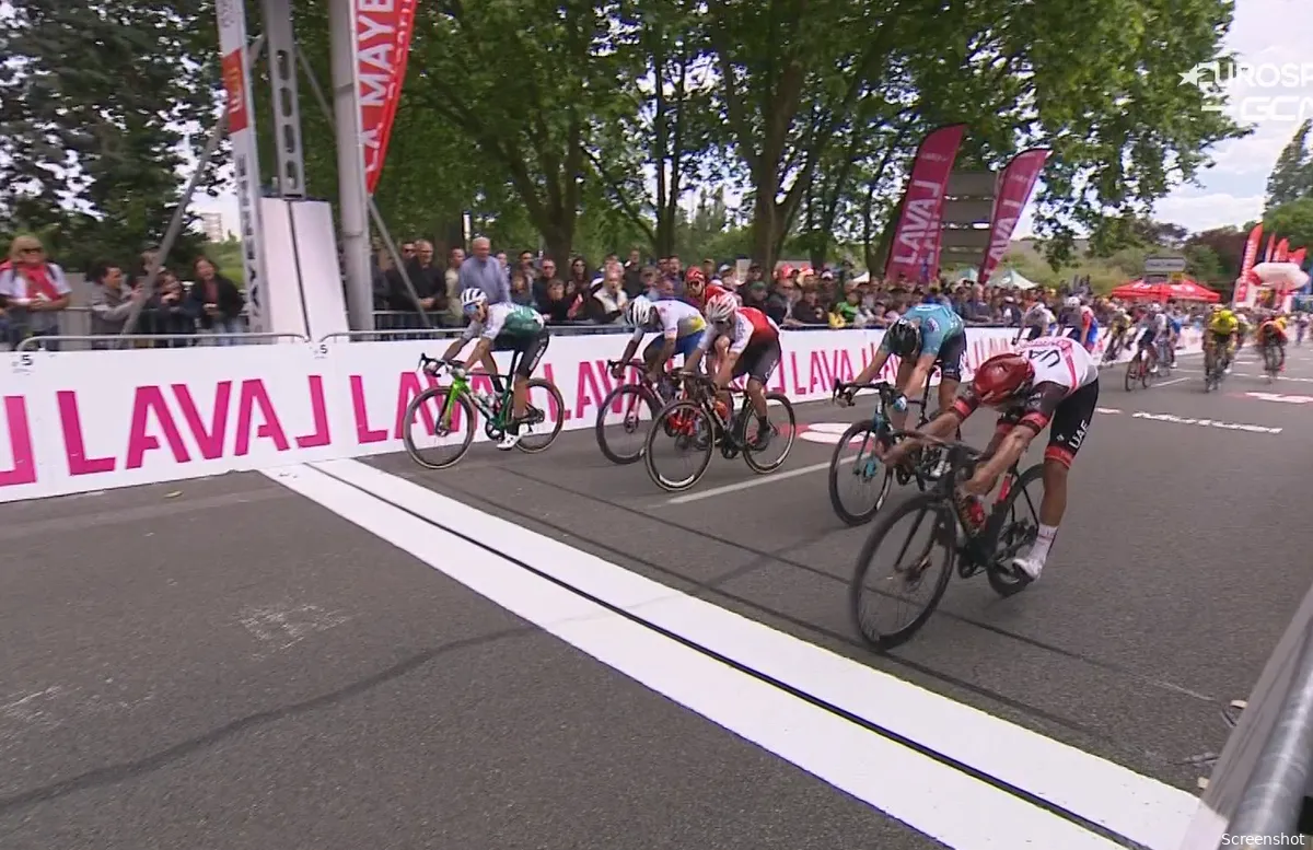Molano wint fantastische sprint in slotetappe Boucles de la Mayenne, eindzege Thomas