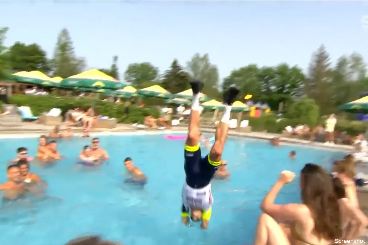 🎥 Quinten Hermans duikt na ritzege met fietskleding en al het zwembad in