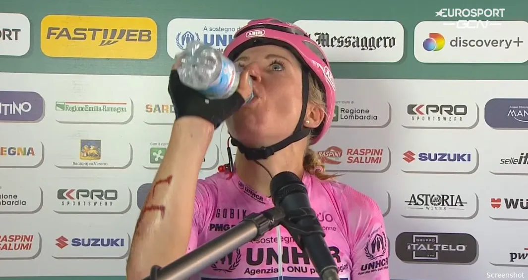 Van Vleuten richt zich tot camera na val in afdaling: 'Sorry mam, sorry mam'