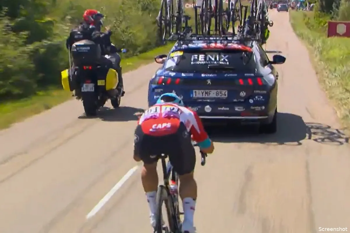 🎥 Ewan keert terug in peloton achter volgwagen Alpecin, beide partijen krijgen fikse boete