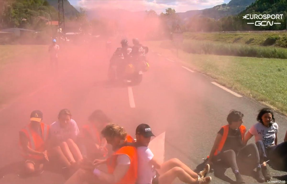 Tiende etappe Tour de France lag stil door vastgeketende demonstranten op de weg