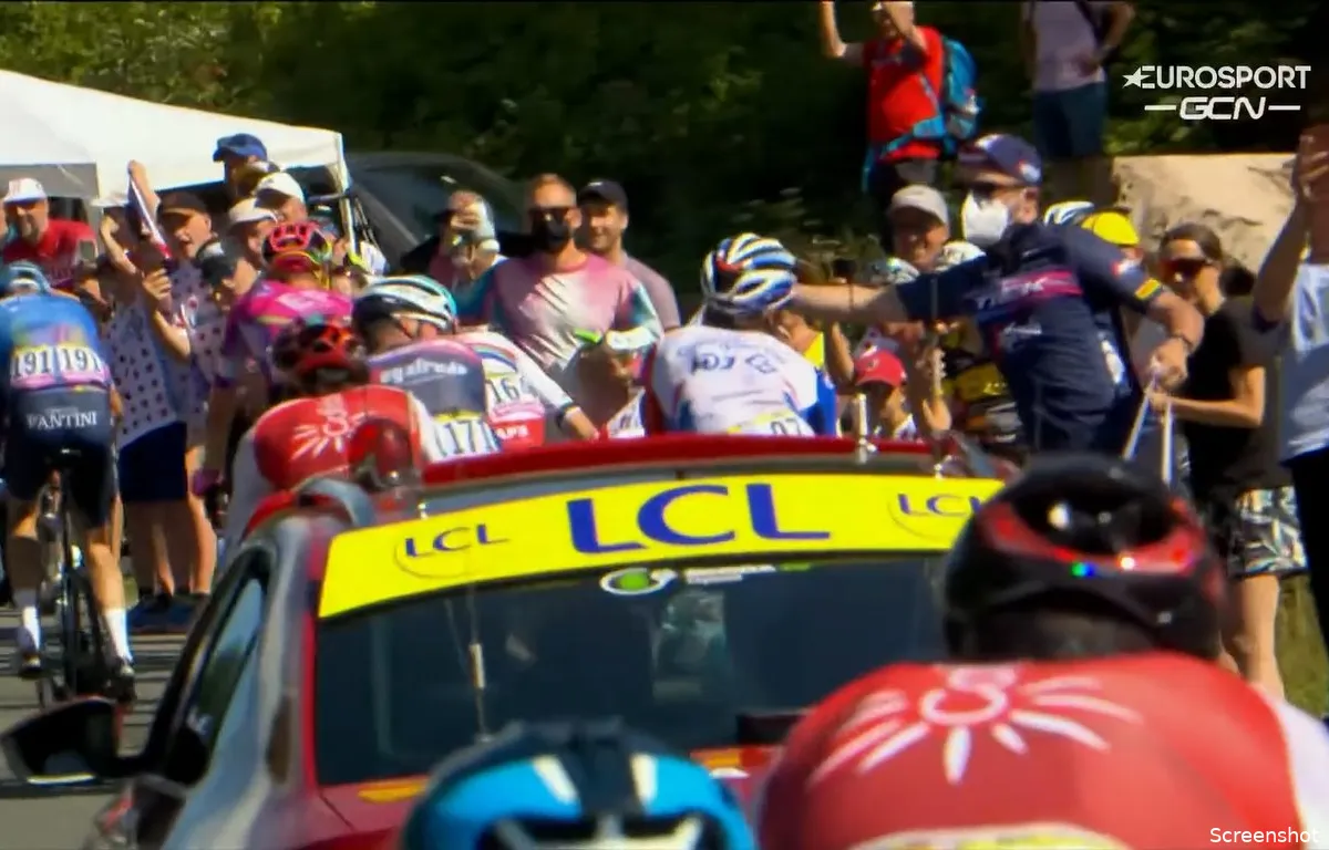 🎥 Dubbel pech voor Pinot: na valpartij óók nog ferme klap in gezicht door Trek-verzorger