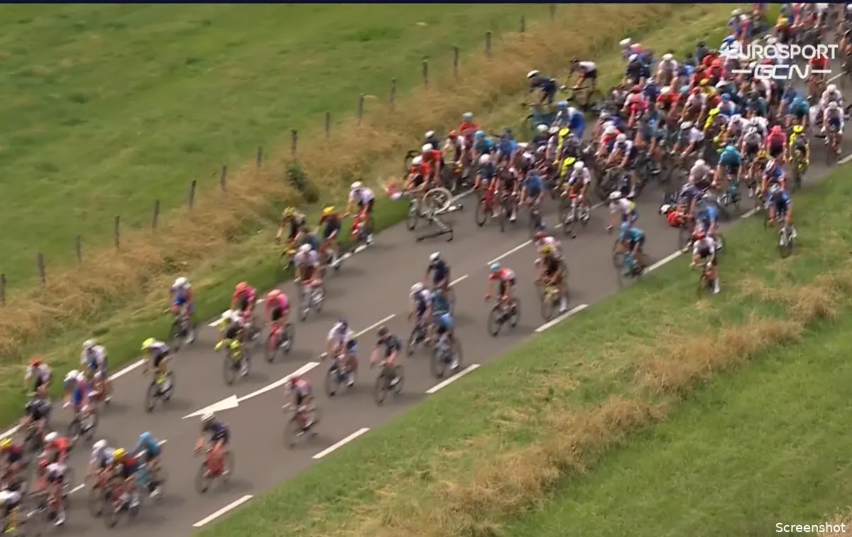 🎥 Pogacar betrokken bij grote crash in achtste Tourrit, Vermaerke moet opgeven
