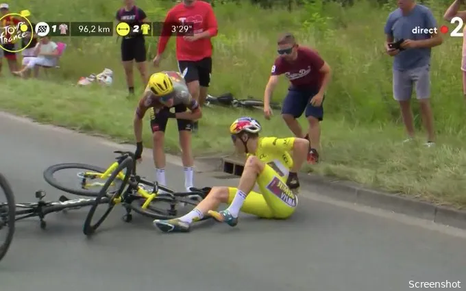 🎥 Pech voor Van Aert: gele trui gaat nog voor de eerste kasseistrook tegen de grond