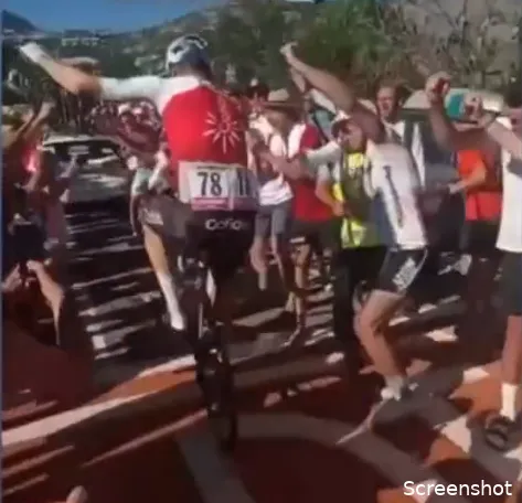 🎥 Feest op de Alpe d'Huez: Walscheid doet wheelie en Duitsers en Nederlanders maken sfeer