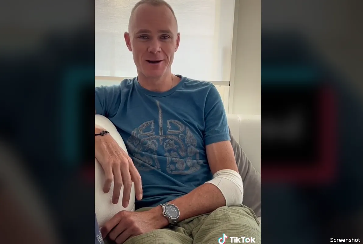 Froome in het verband na ongeval met geparkeerde auto, Brit roept chauffeurs op tot 'Nederlandse greep'