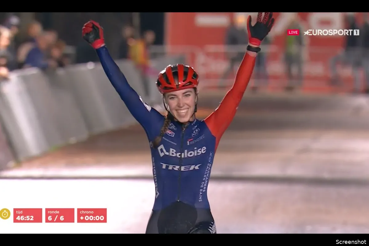 Shirin van Anrooij soleert naar overwinning in Zilvermeercross Mol voor ploeggenoot Lucinda Brand